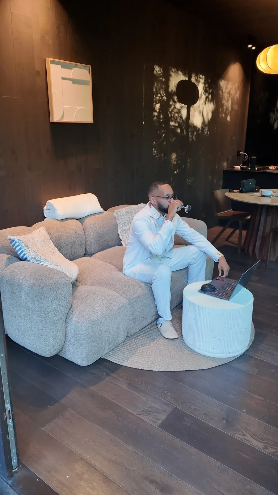 Le dirigeant assis dans le salon de la maison miroir, au téléphone