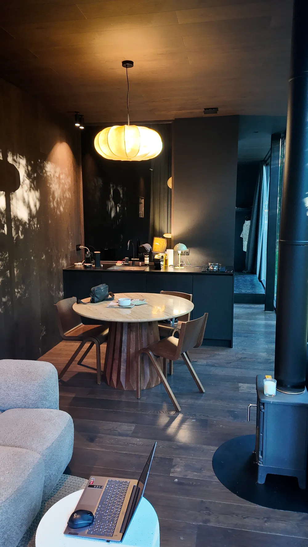 Cuisine et table de la maison miroir sous une suspension