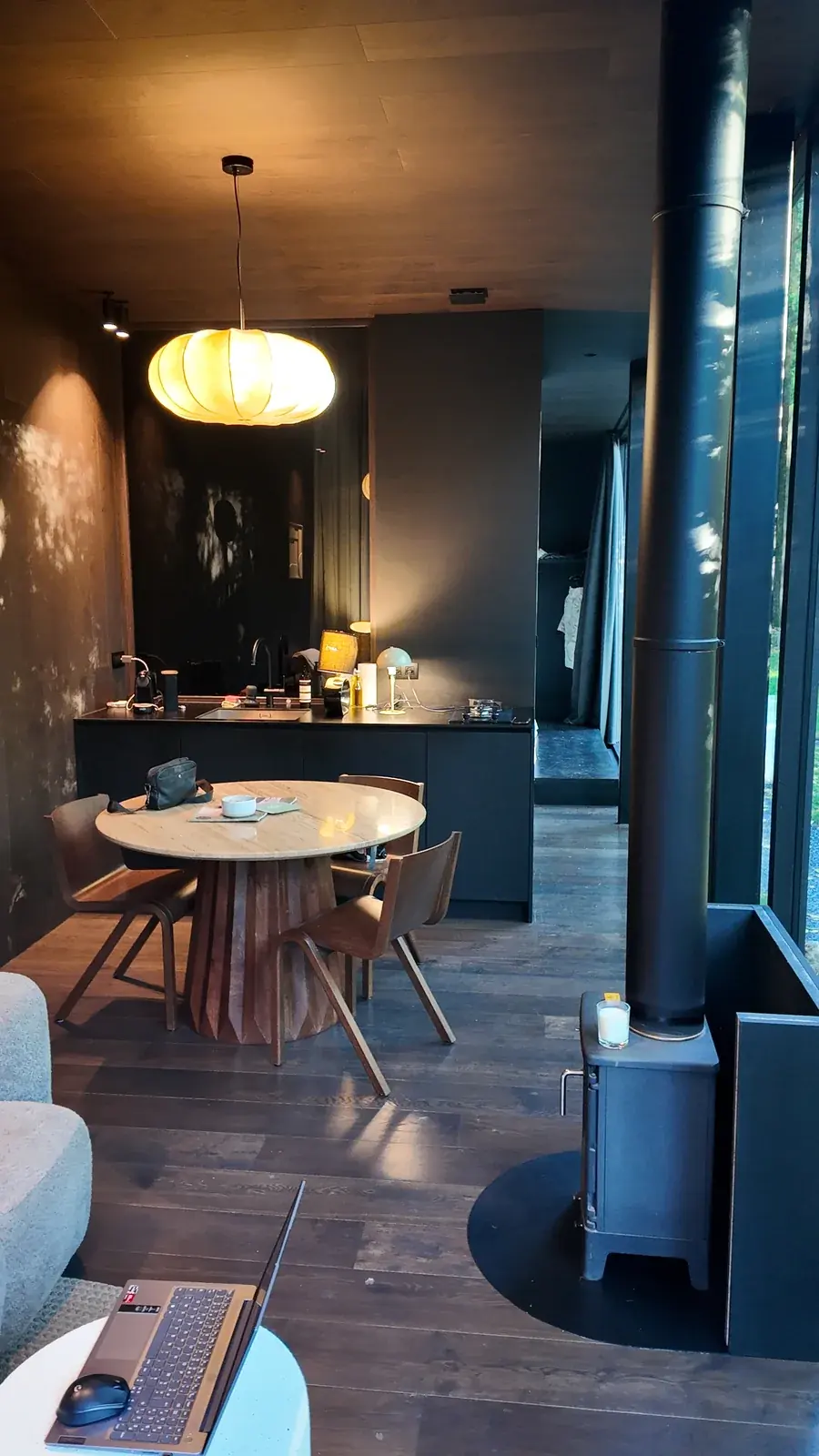 Table ronde et suspension dans la maison miroir